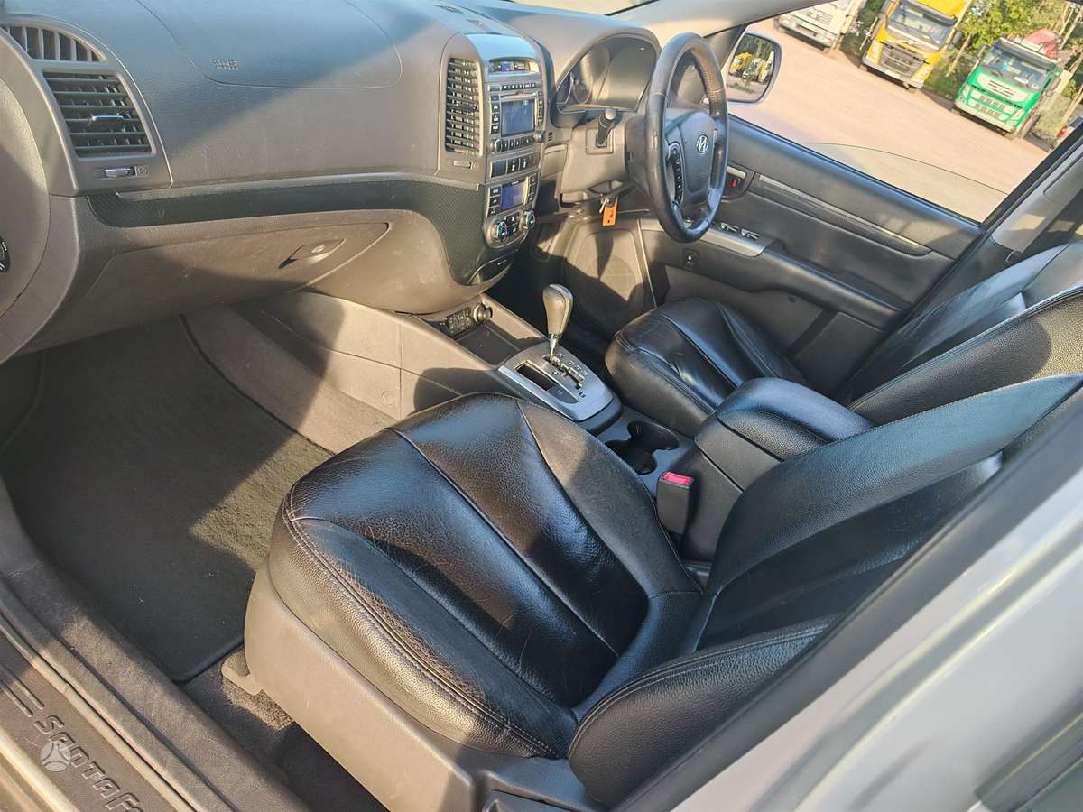 Hyundai Santa 2011 — photo 21