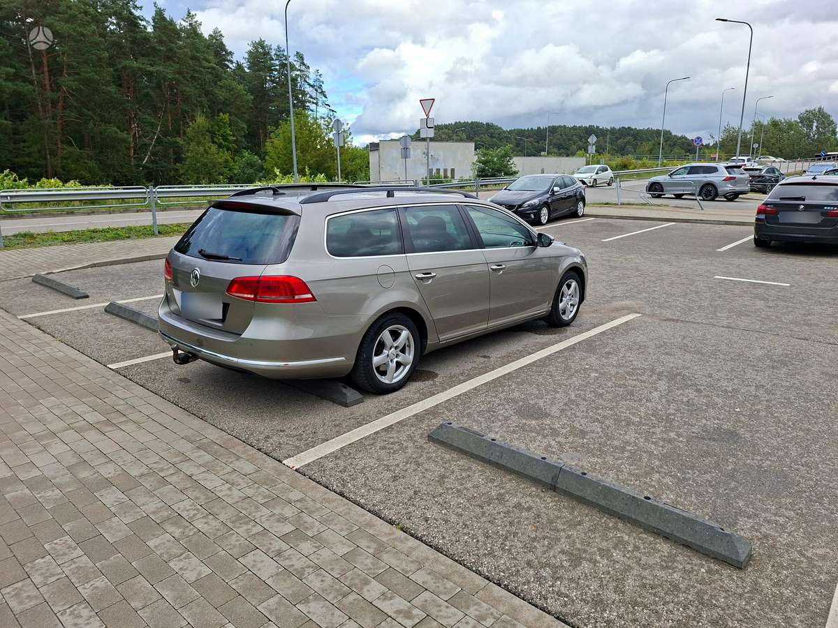 Volkswagen Passat 2012 — rear view