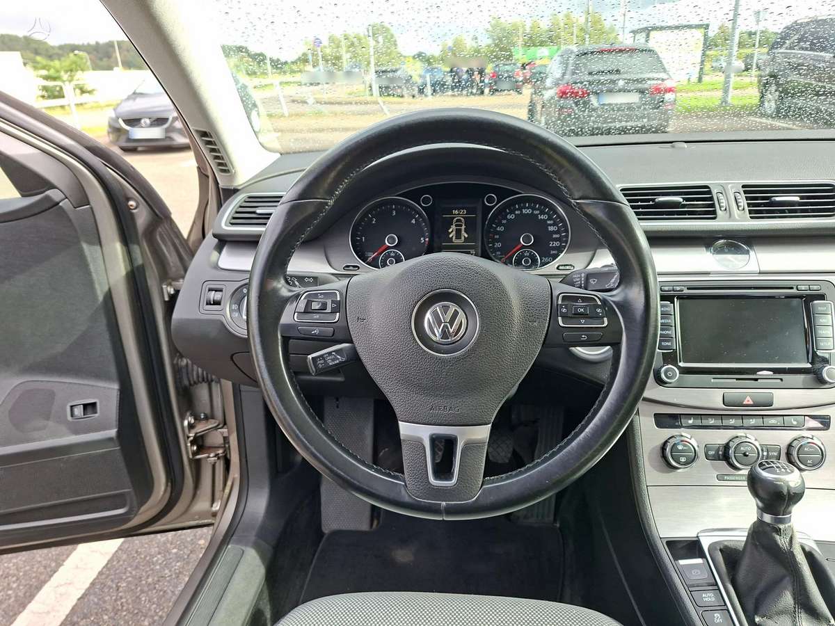 Volkswagen Passat 2012 — photo 9