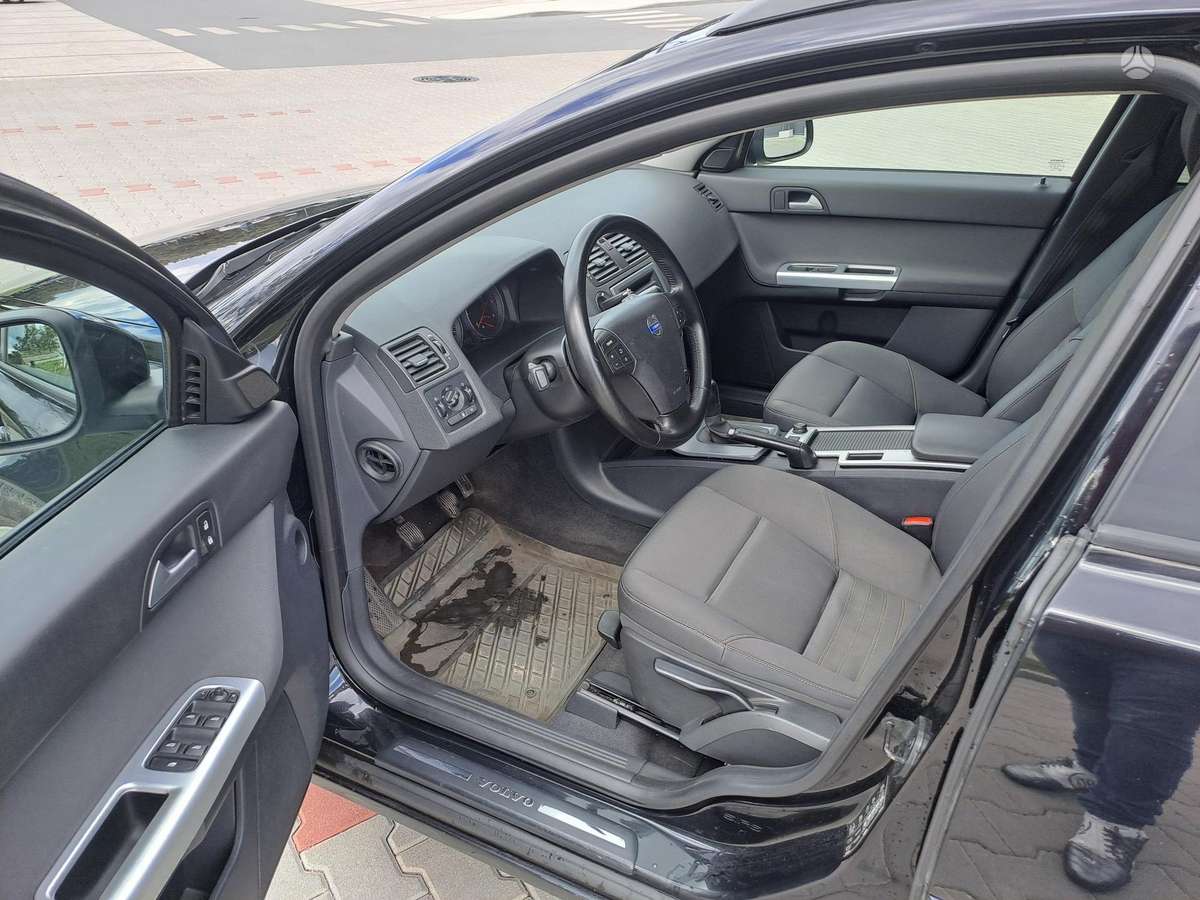 Volvo V50 2010 — photo 10