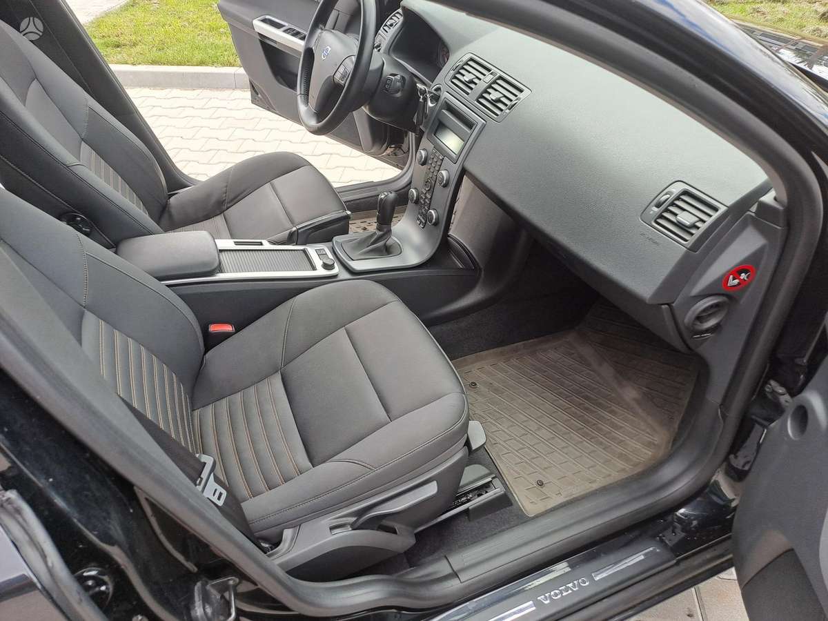 Volvo V50 2010 — photo 11