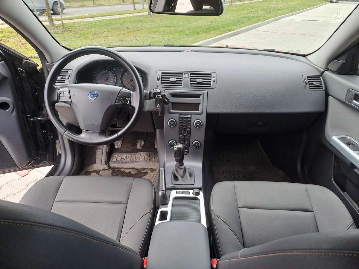 Volvo V50 2010 — photo 12