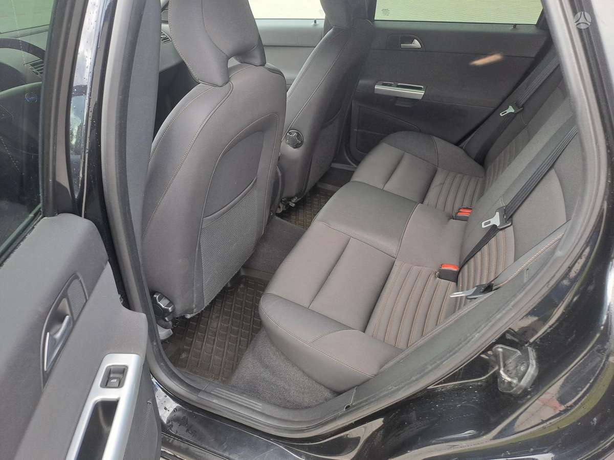 Volvo V50 2010 — photo 14