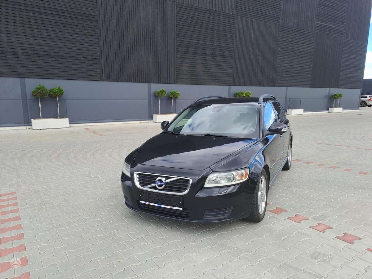 Volvo V50 2010 — rear view