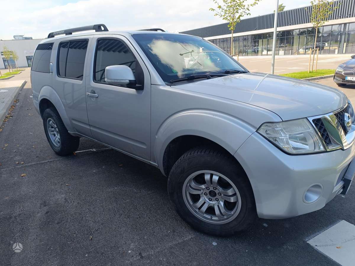 Nissan Pathfinder 2010 — rear view