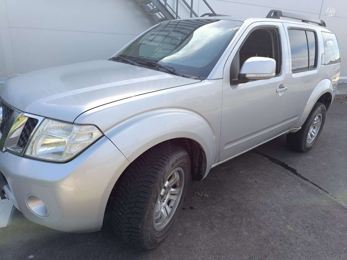 Nissan Pathfinder 2010 — interior