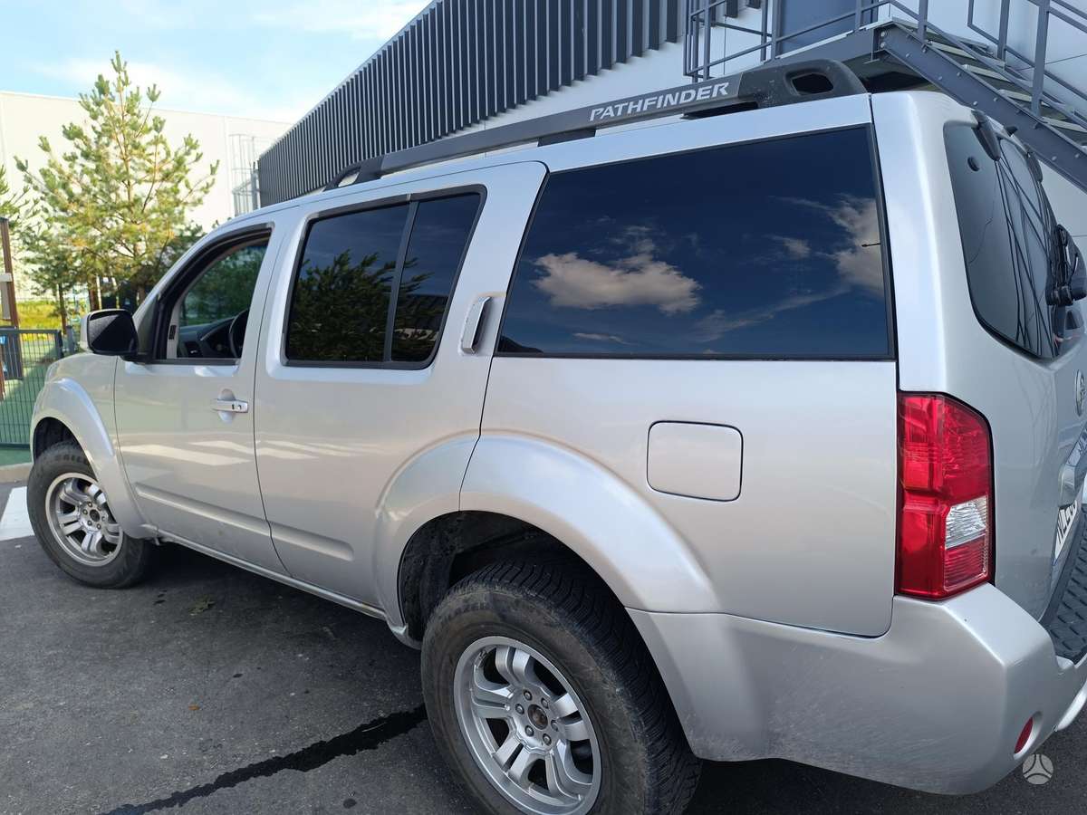 Nissan Pathfinder 2010 — engine 2500 cm³, 190 HP (140kW)