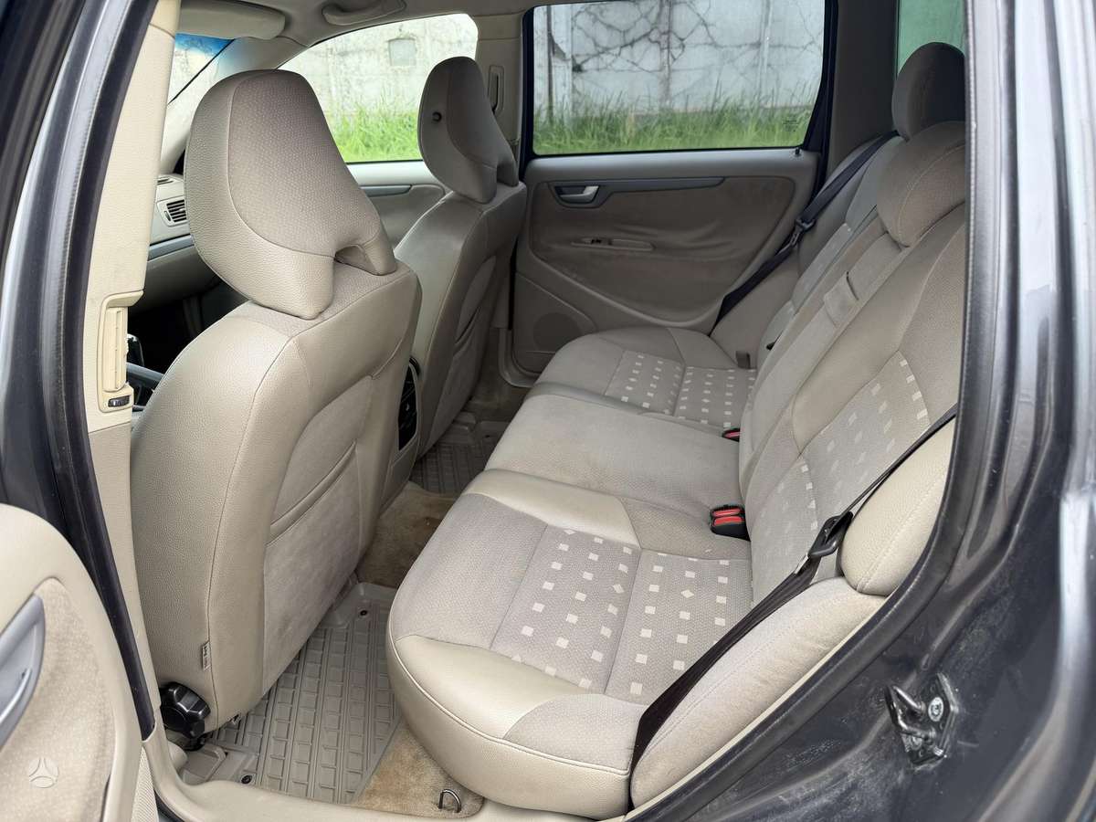 Volvo V70 2005 — photo 11
