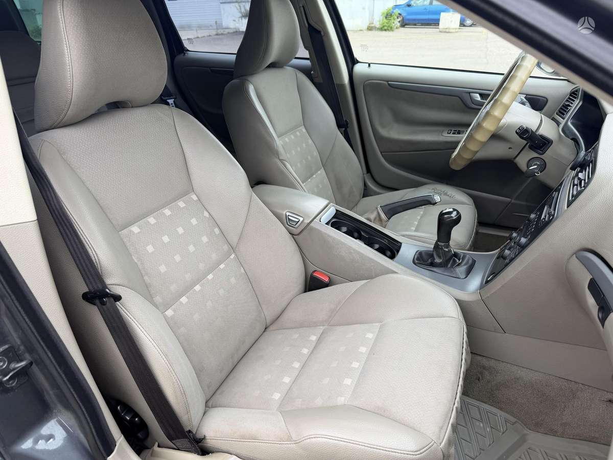 Volvo V70 2005 — photo 13