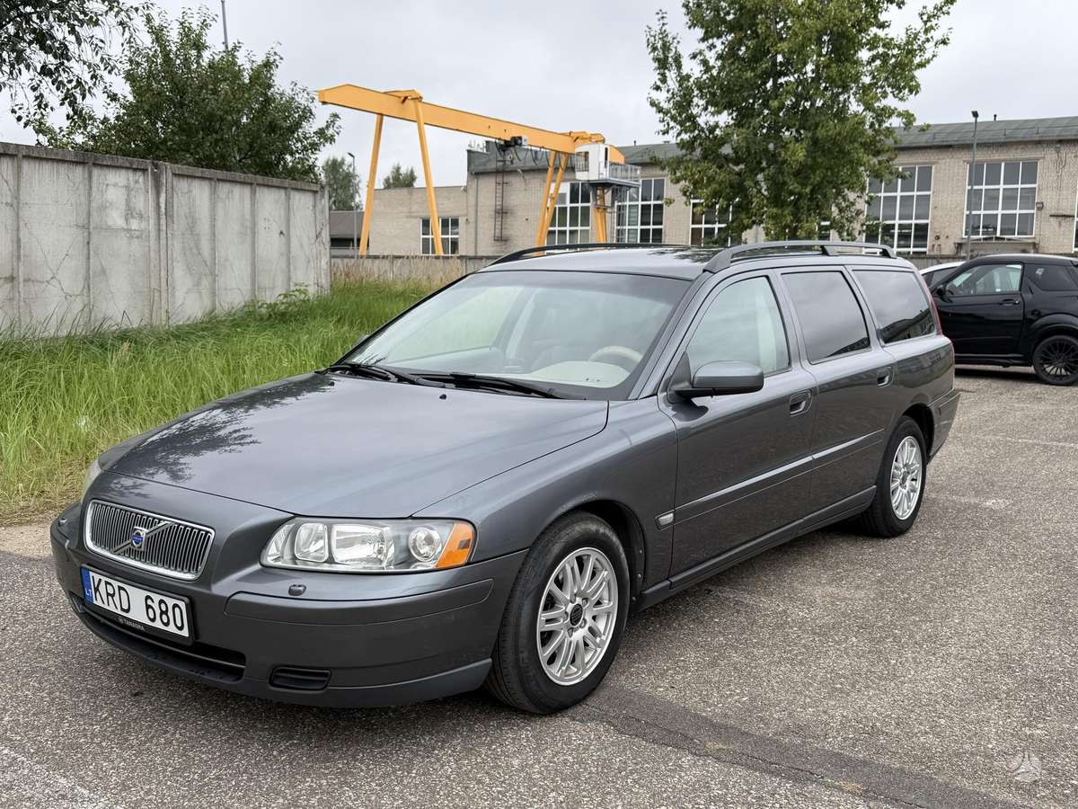 Volvo V70 2005 — rear view