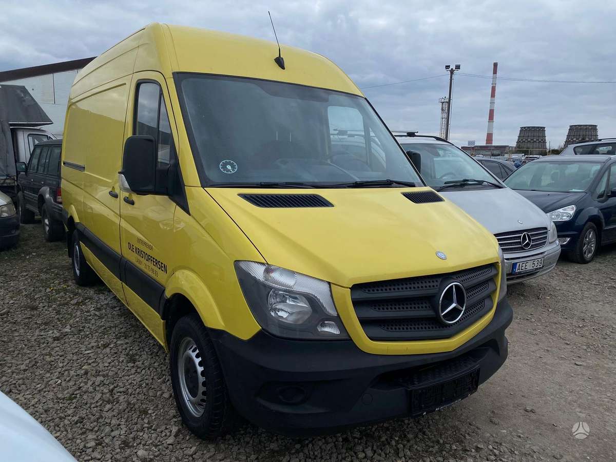 Mercedes-Benz Sprinter 2013 — rear view