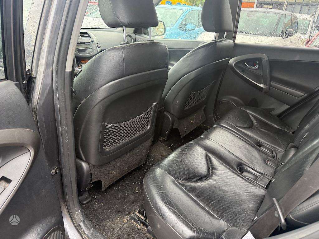 Toyota RAV4 2010 — photo 10