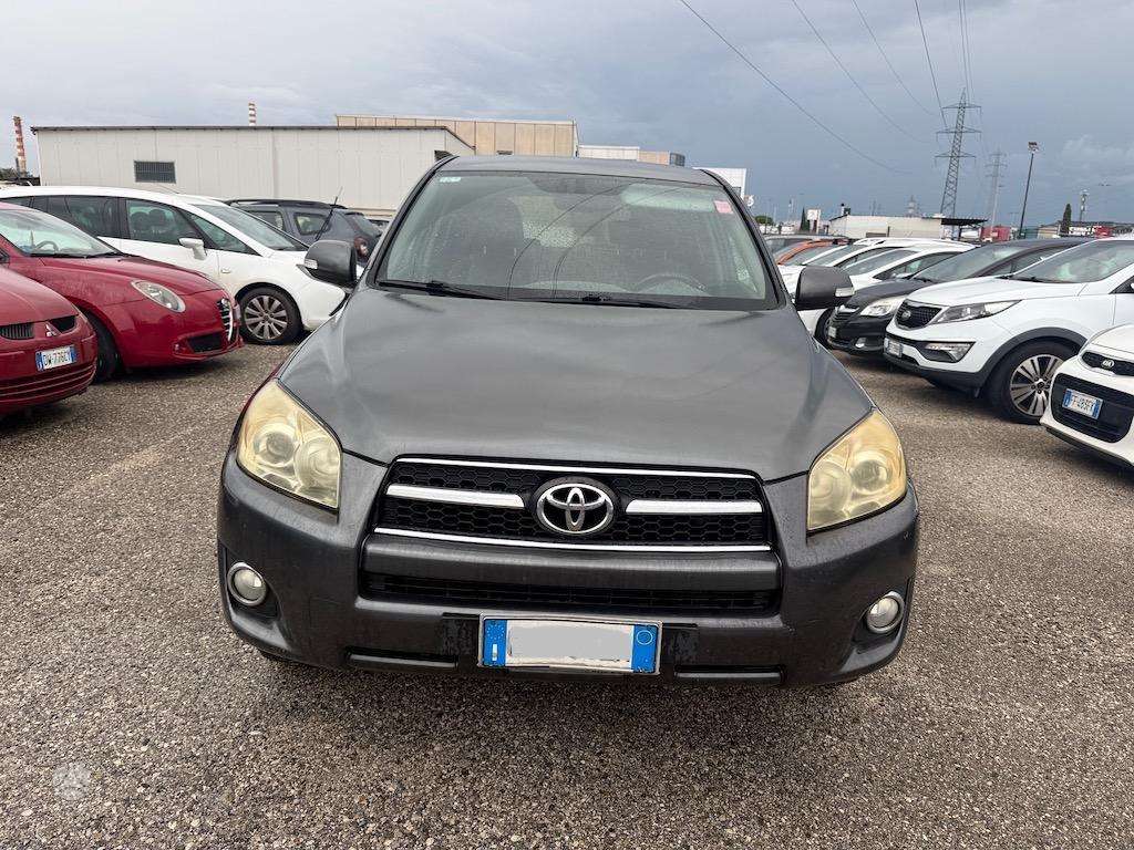 Toyota RAV4 2010 — rear view