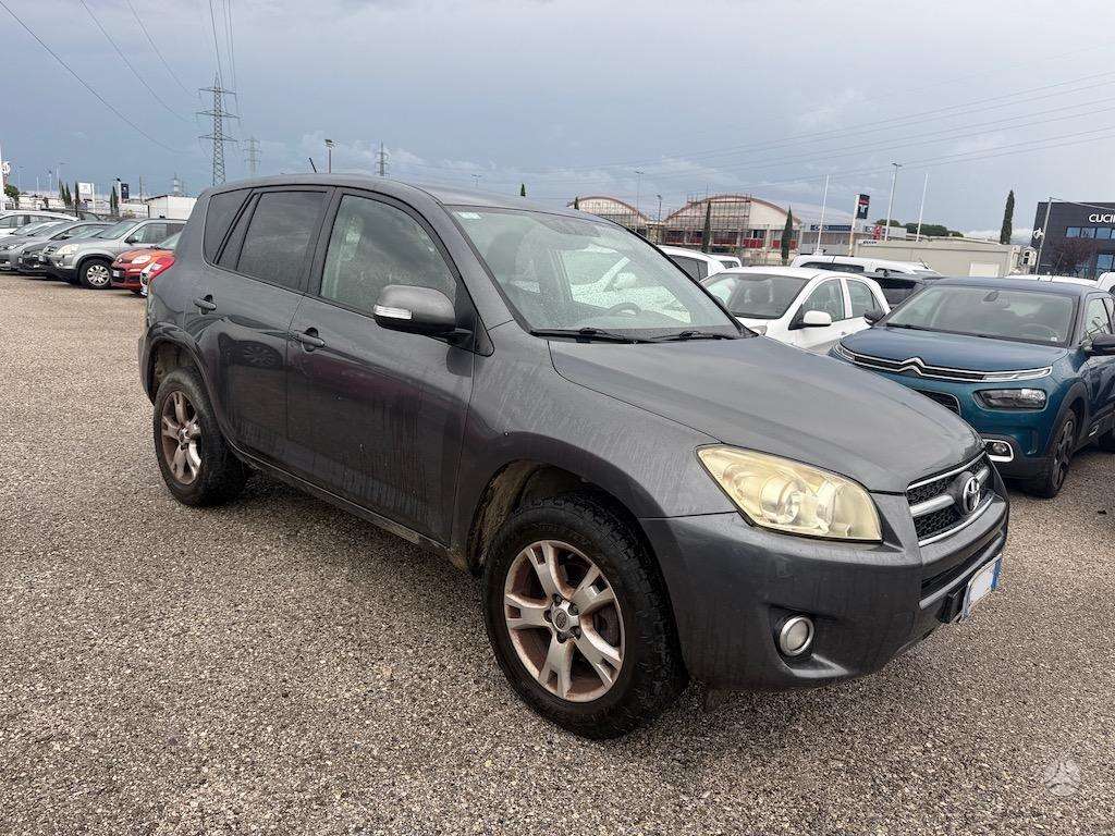 Toyota RAV4 2010 — interior