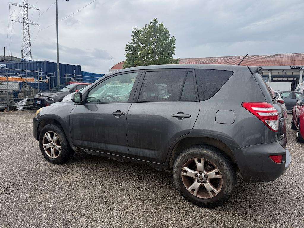 Toyota RAV4 2010 — photo 8