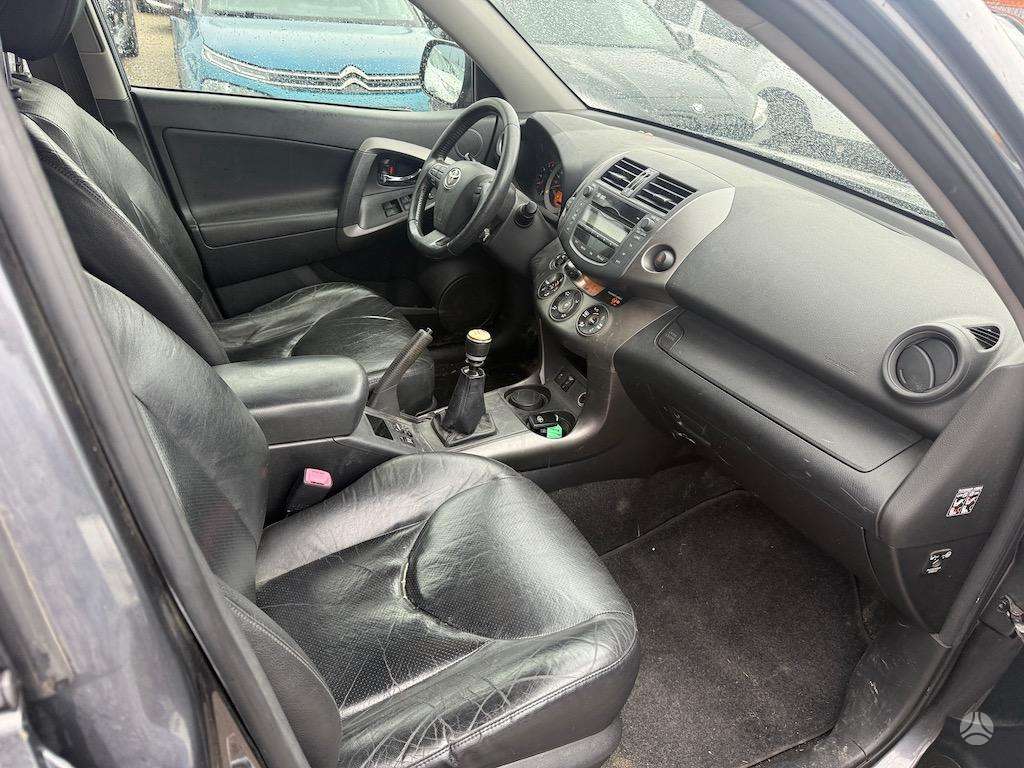 Toyota RAV4 2010 — photo 9