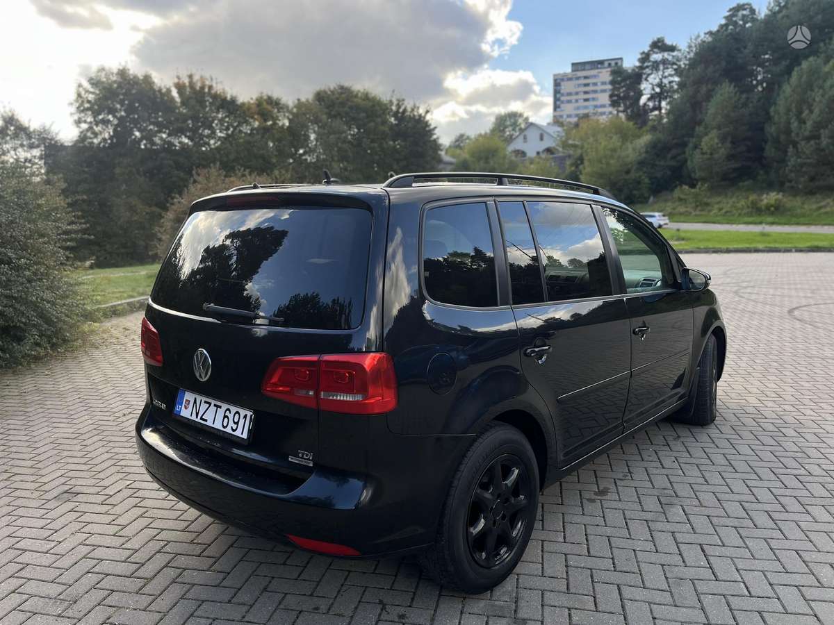 Volkswagen Touran 2012 — interior