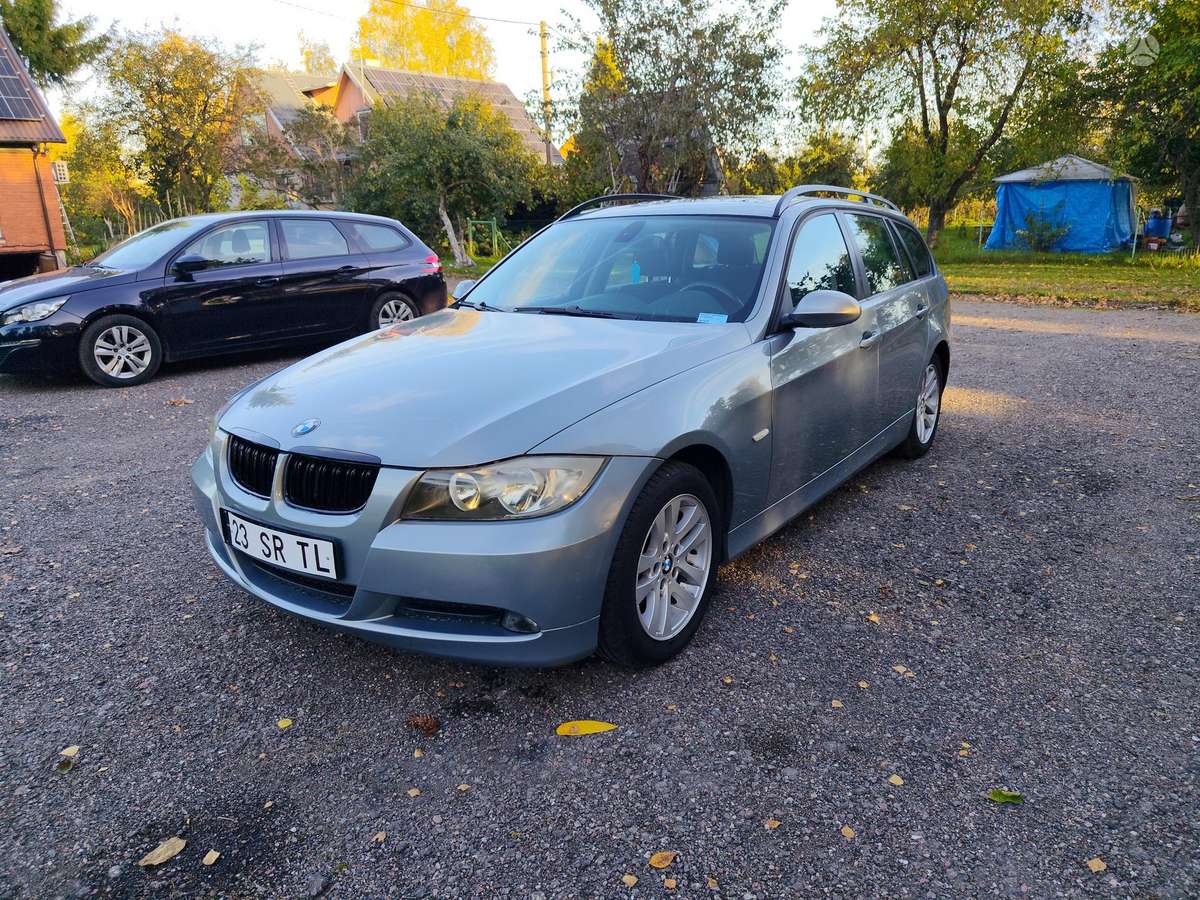 BMW 318 2006 — rear view