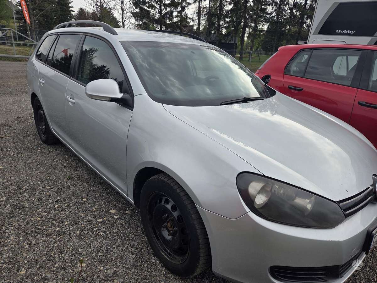 Volkswagen Golf 2011 — салон
