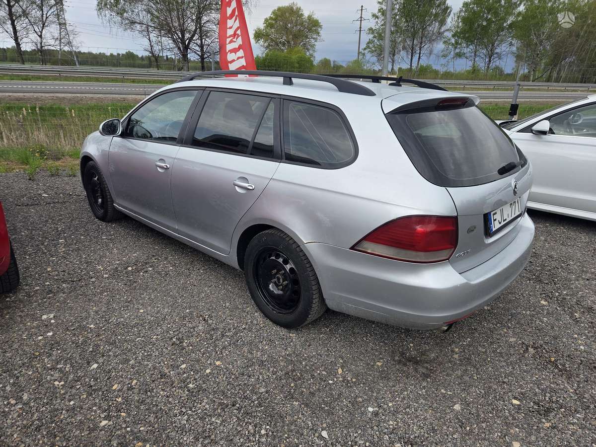 Volkswagen Golf 2011 — двигун 1598 cm³, 105 HP (77kW)