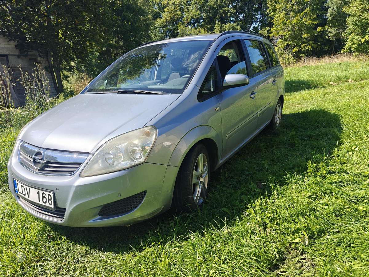 Opel Zafira 2009 — rear view