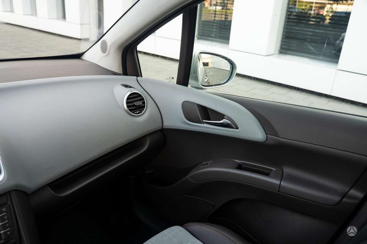 Opel Meriva 2011 — photo 31