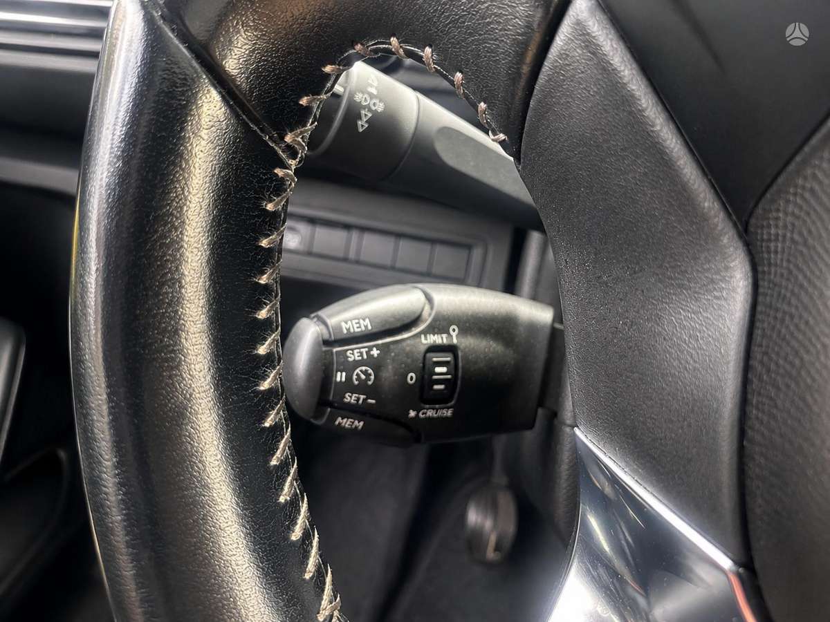 Peugeot 308 2014 — interior