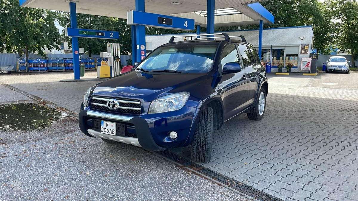 Toyota RAV4 2007 — rear view