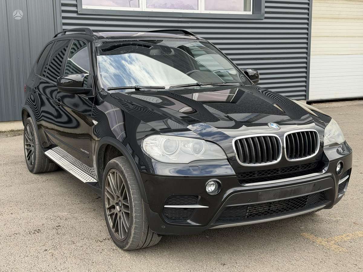 BMW X5 2010 — салон