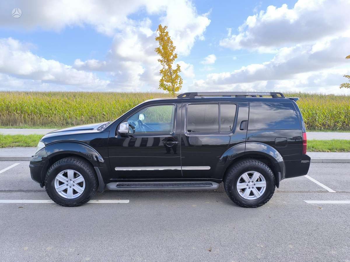 Nissan Pathfinder 2008 — rear view