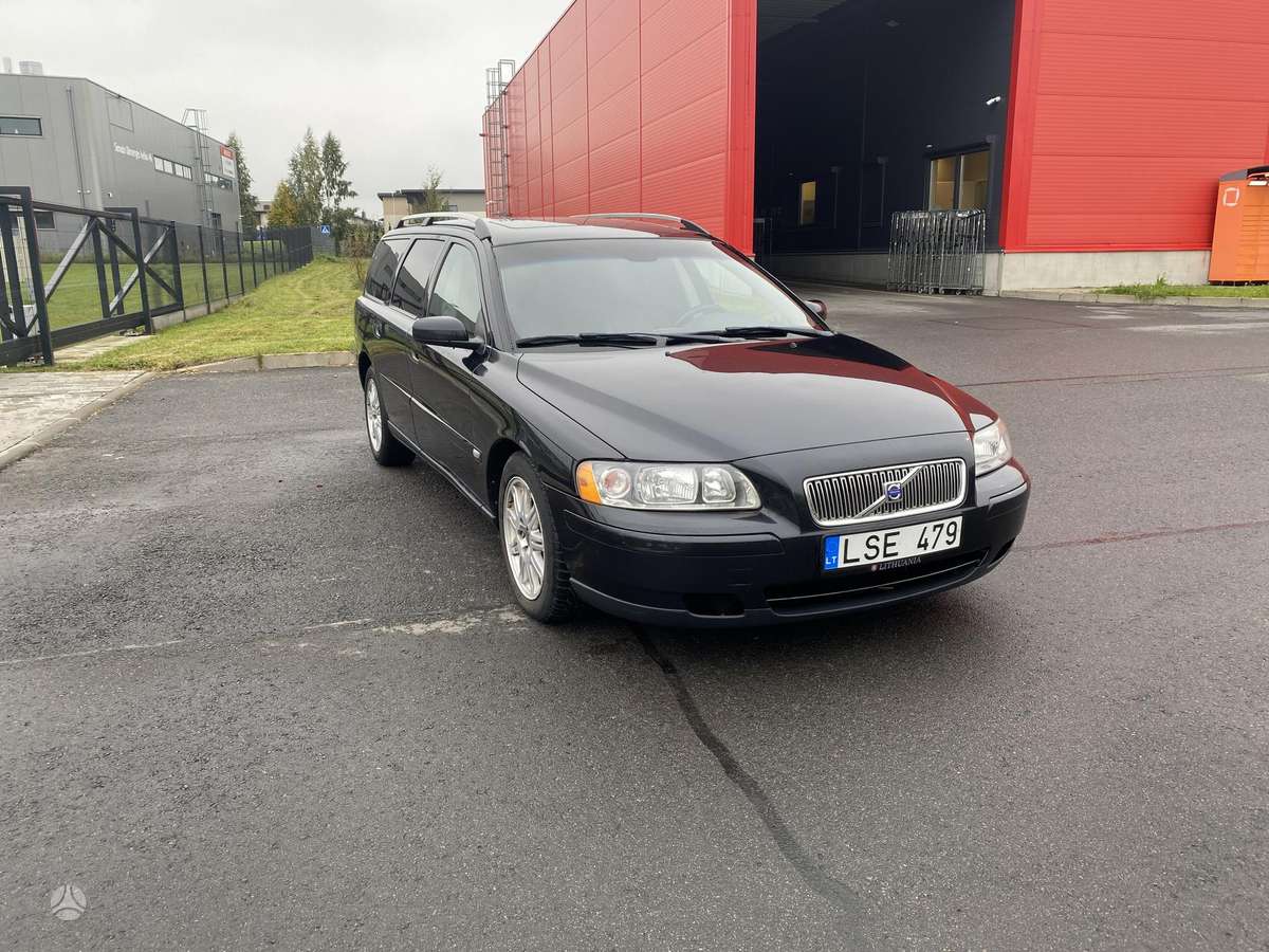 Volvo V70 2006 — rear view