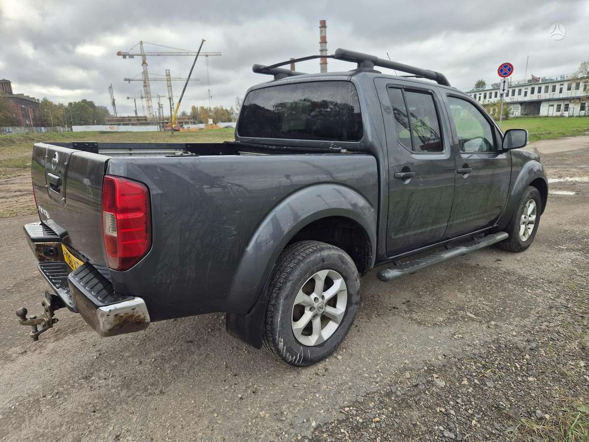 Nissan Navara 2011 — rear view