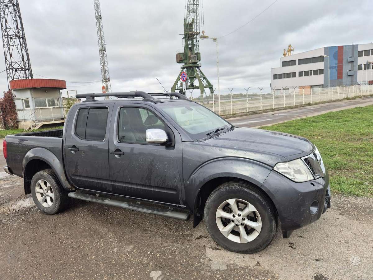 Nissan Navara 2011 — interior
