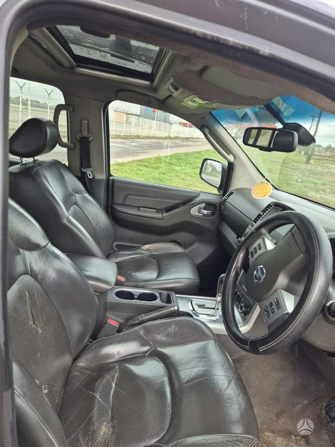 Nissan Navara 2011 — photo 8