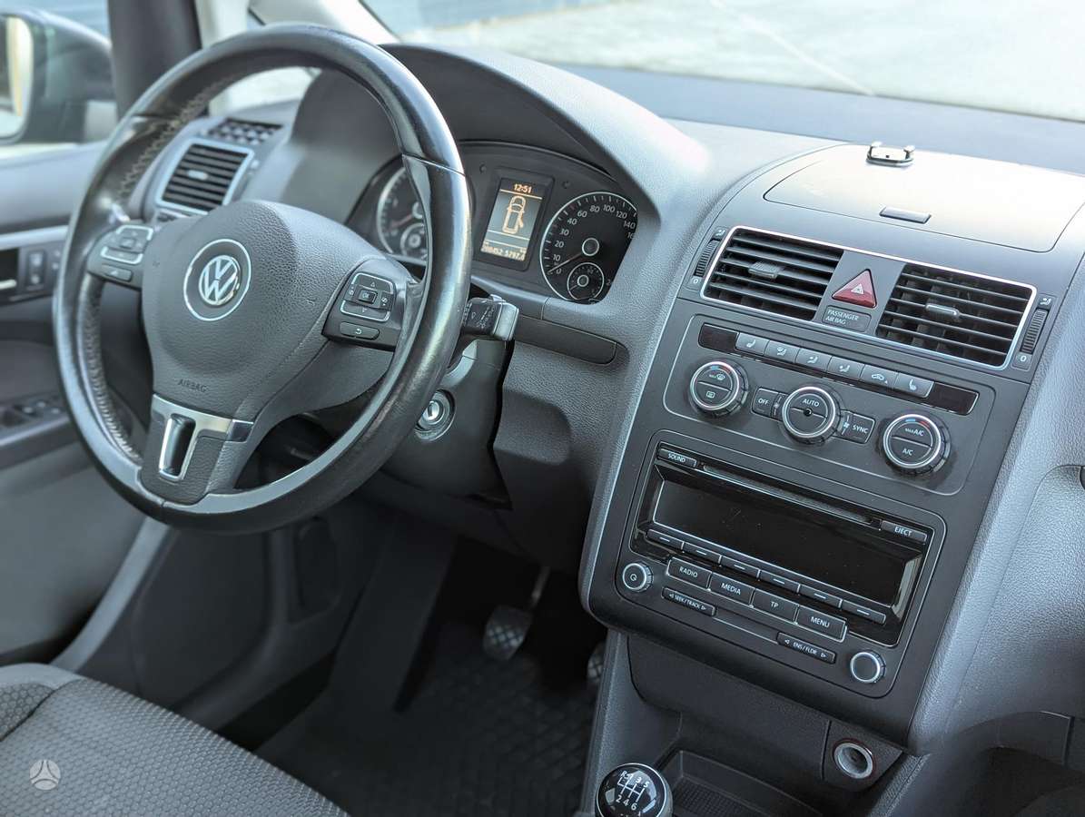 Volkswagen Touran 2014 — photo 32