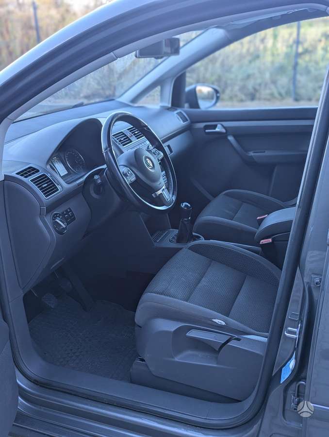 Volkswagen Touran 2014 — photo 40