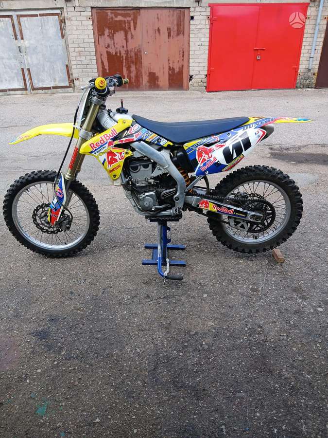 Suzuki RMZ 2010 — rear view