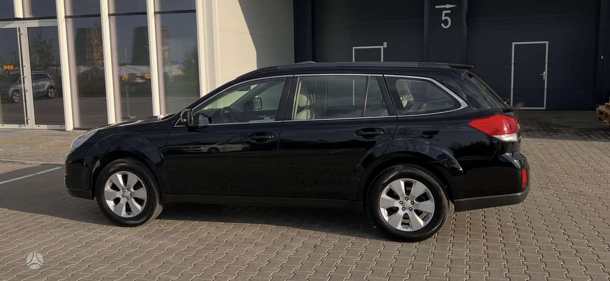 Subaru Outback 2011 — rear view