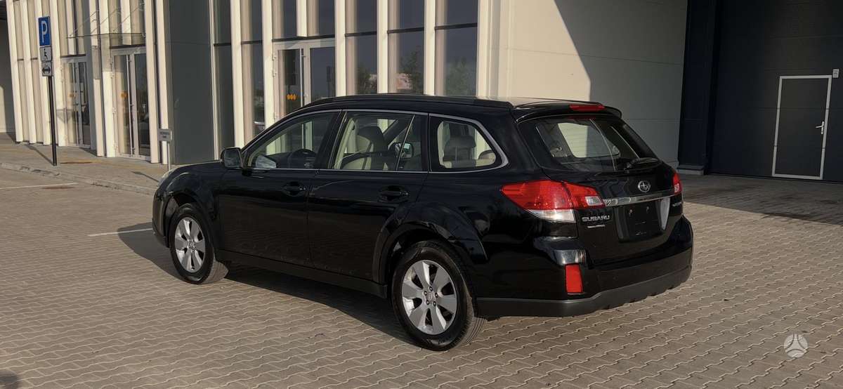 Subaru Outback 2011 — interior