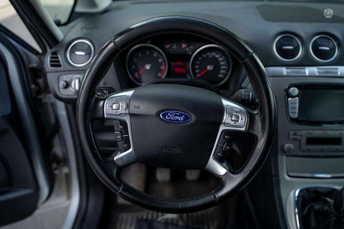 Ford Galaxy 2010 — фото 20