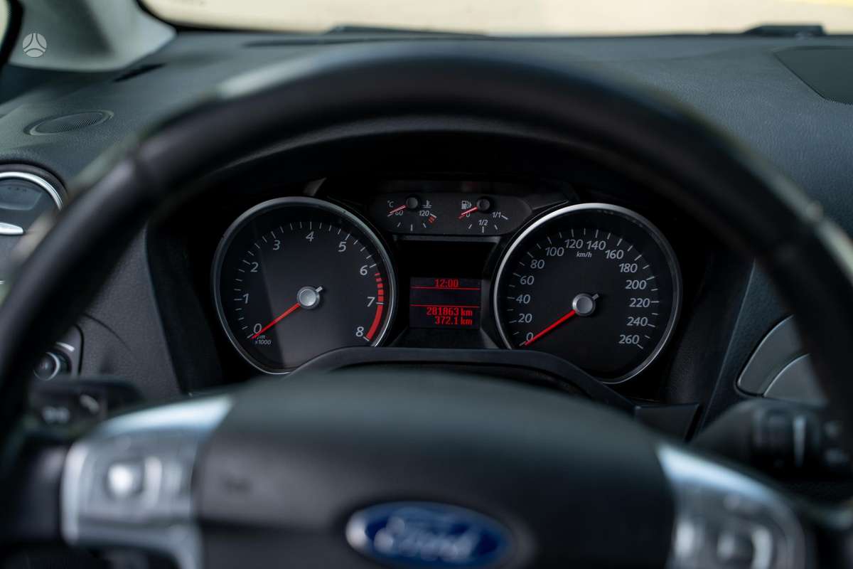 Ford Galaxy 2010 — фото 21