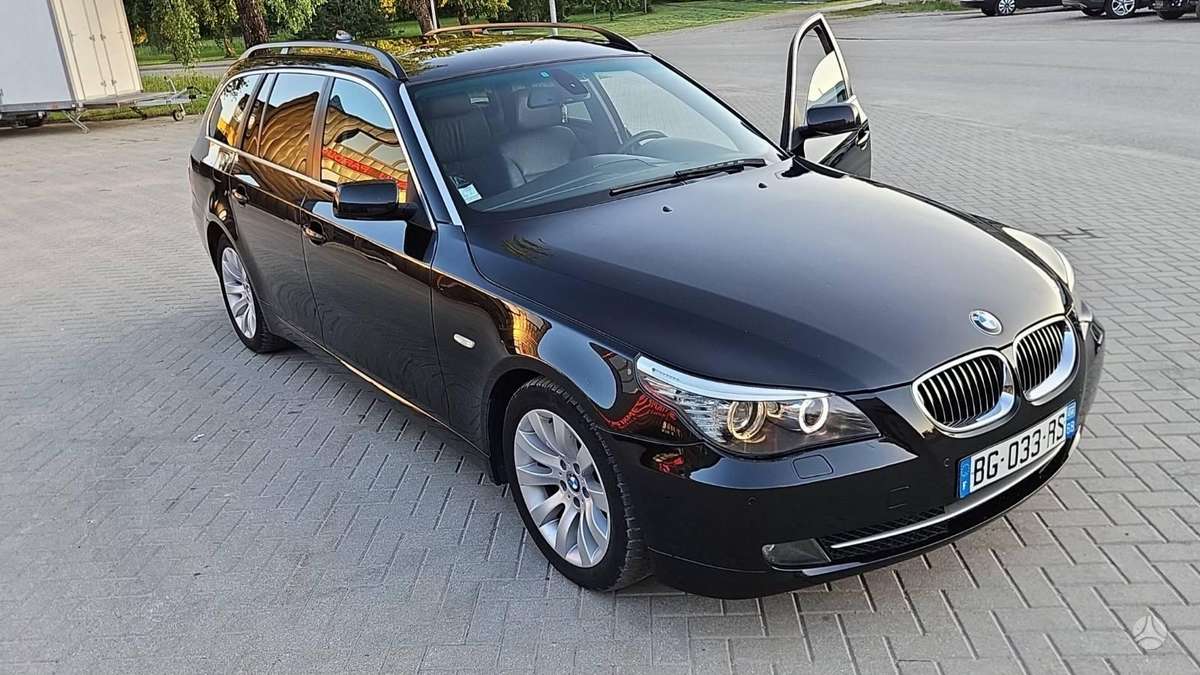 BMW 525 2008 — салон