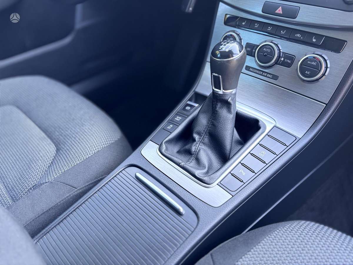 Volkswagen Passat 2013 — photo 16