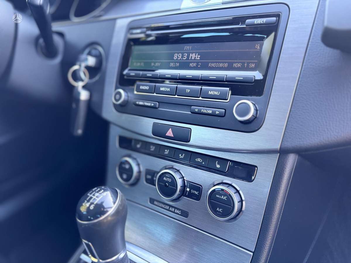 Volkswagen Passat 2013 — photo 17