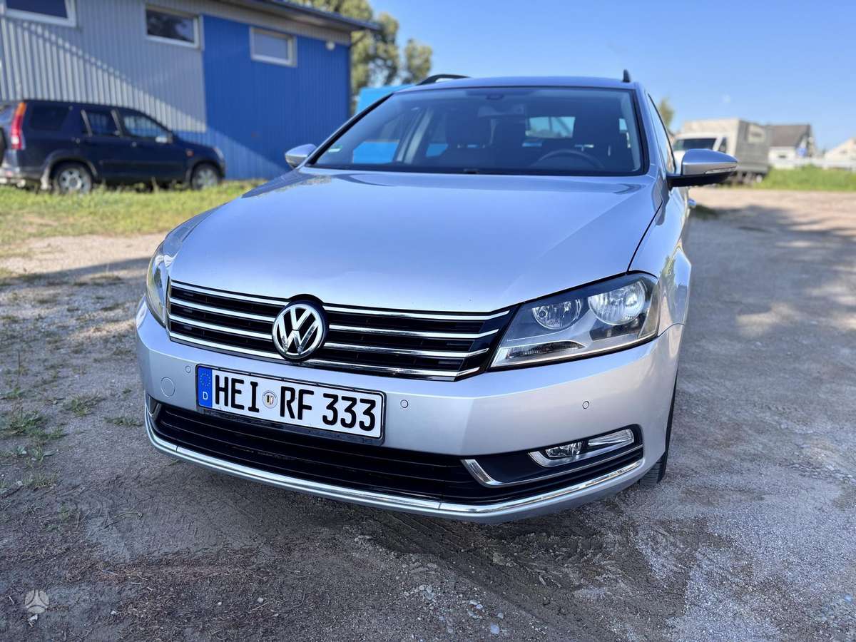 Volkswagen Passat 2013 — rear view