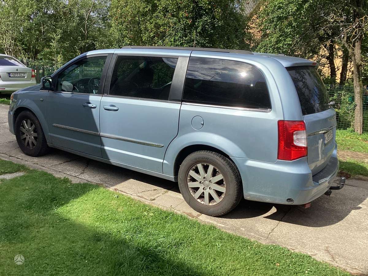 Chrysler Town 2013 — rear view