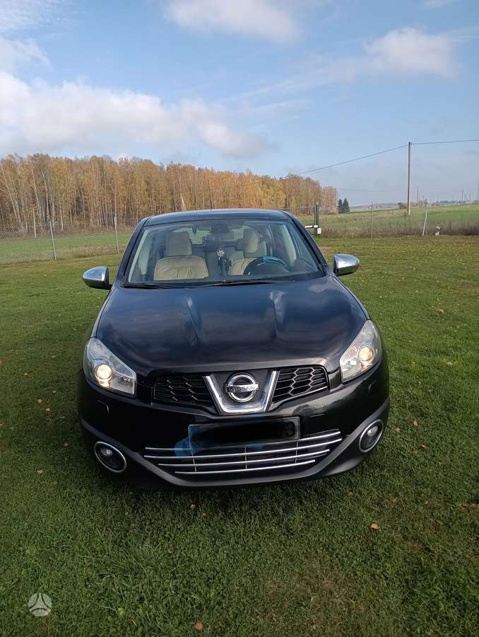 Nissan Qashqai 2011 — rear view