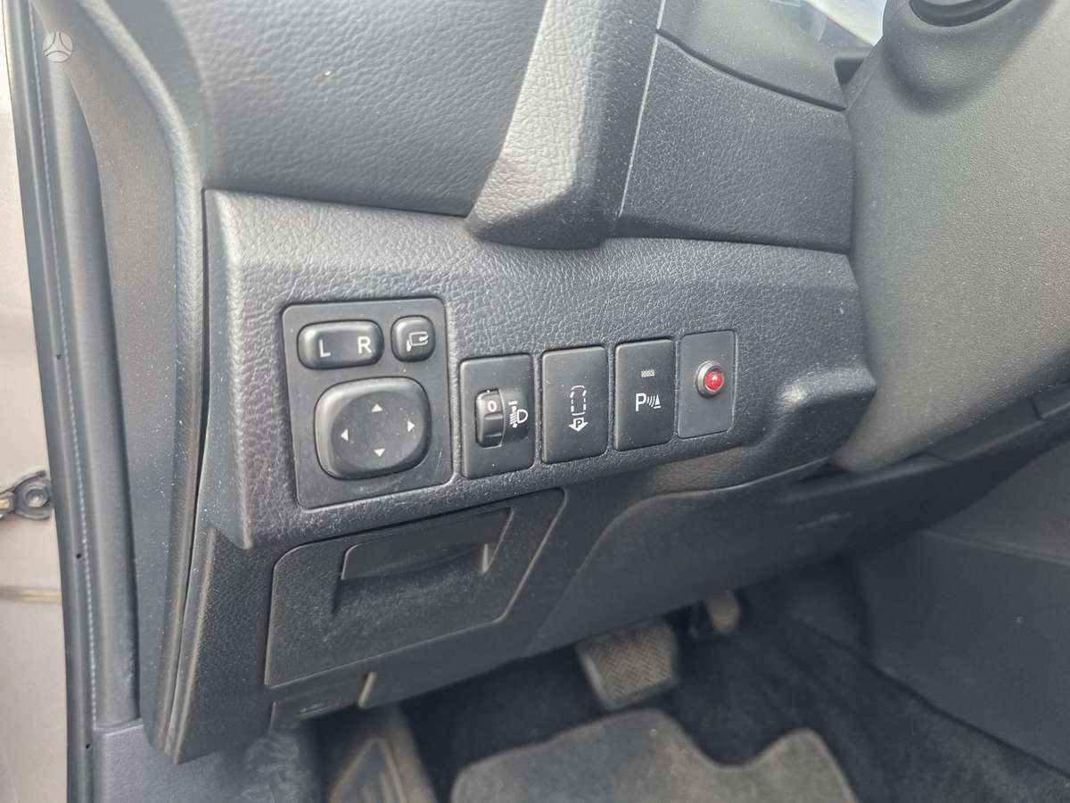 Toyota Auris 2014 — photo 10