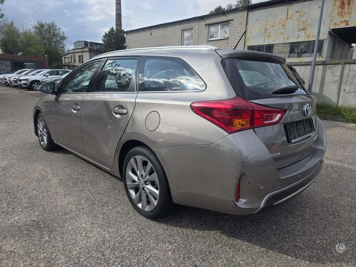 Toyota Auris 2014 — engine 1800 cm³