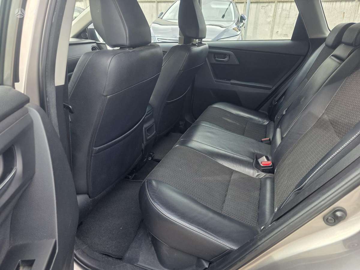 Toyota Auris 2014 — photo 9
